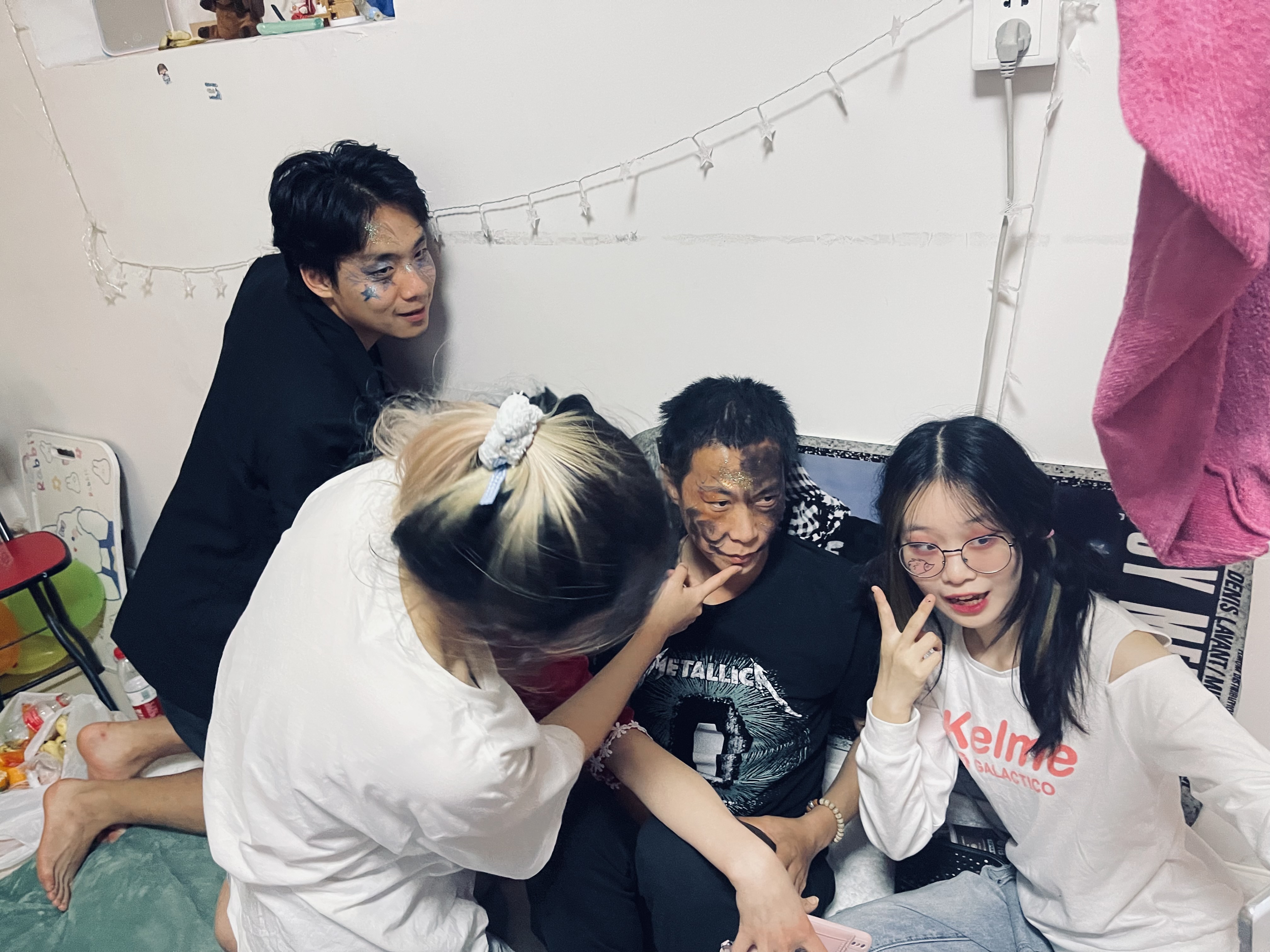 共同活动中的化妆过程,参与者聚在一起。来自《玻璃动物园》工作档案。