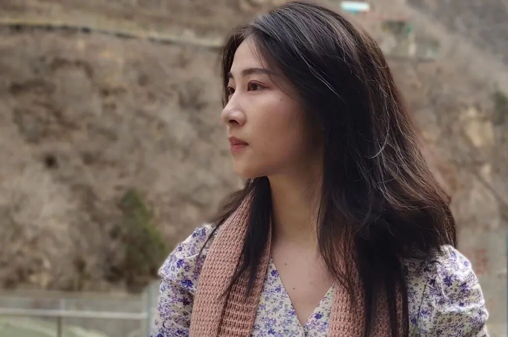 原文谢欣欣演员介绍所配户外侧面照片。