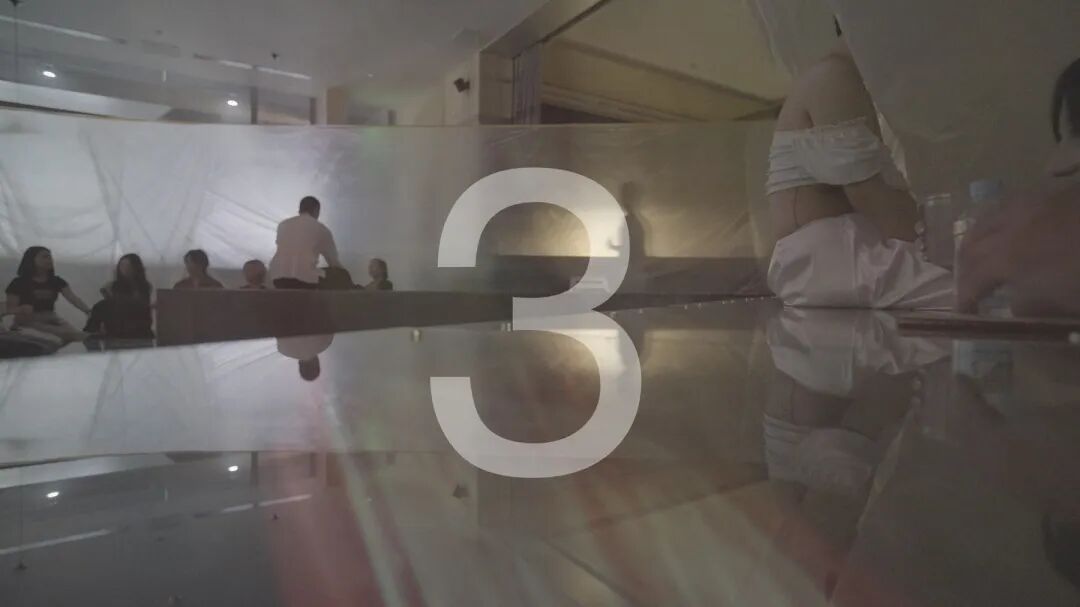 巨大数字 3 叠在公开空间中的单帧