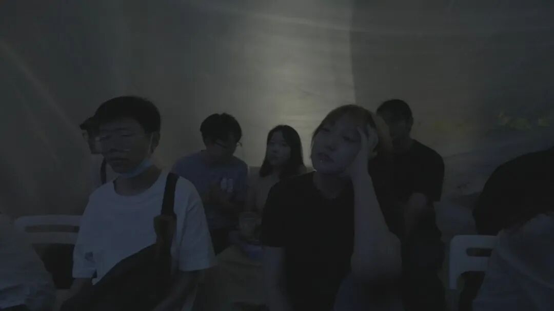 公开空间里的观众被烟雾和光线包围,观众也成为被看见者