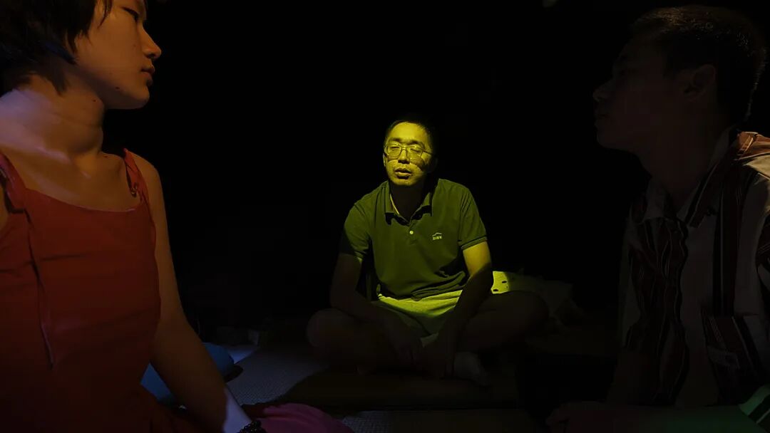 《人类投降派》电影截图：开场阶段的观看压力