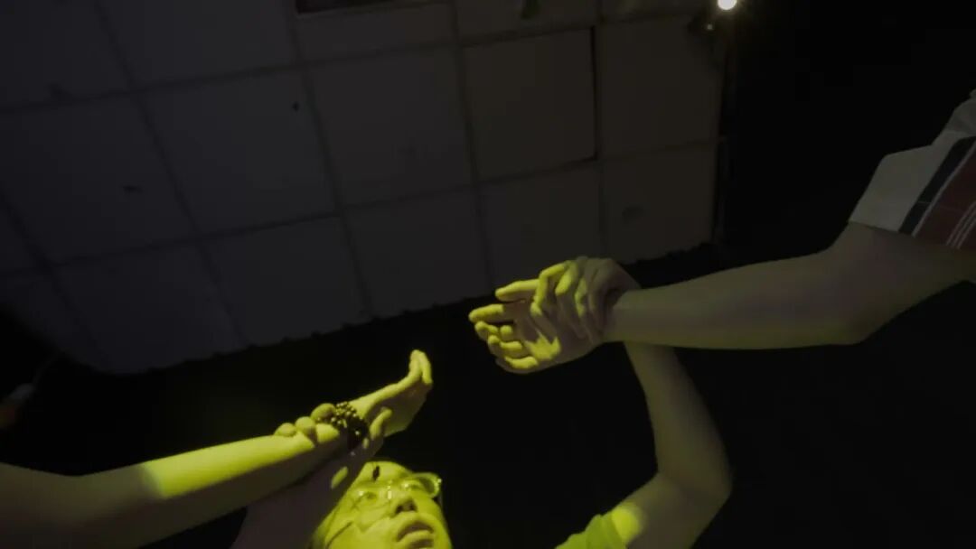 早期身体连接,手腕和手形成电路